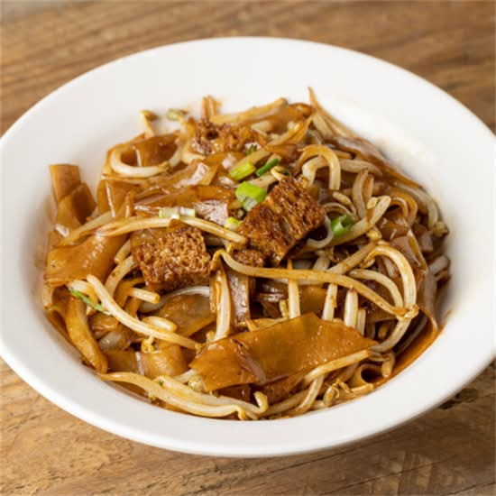 Fried Noodles with Bean Sprouts E08 豉油豆芽炒面皮